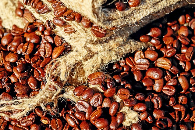 Les récoltes record surprise d’arabica font trébucher les cours