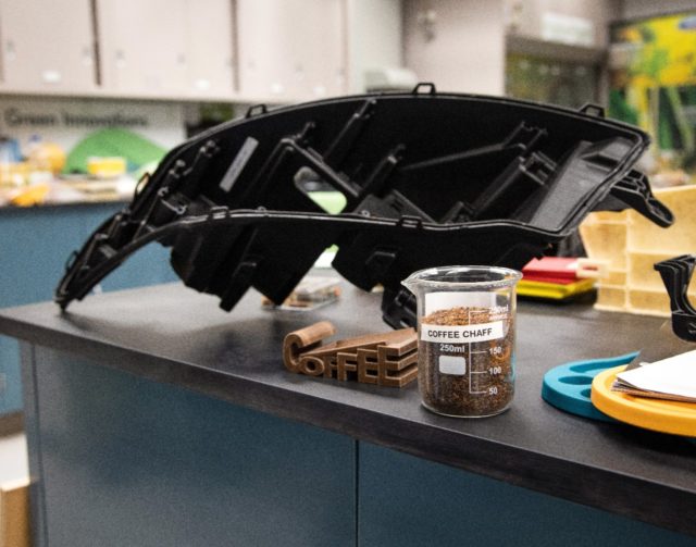 Quand Ford transforme les déchets de café de Mac Do en pièces détachées
